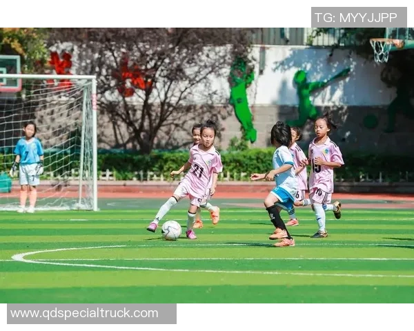 两大足球巨星对决挑战赛引爆绿茵场激情对抗争锋 两大足球巨星对决挑战赛引爆绿茵场激情对抗争锋