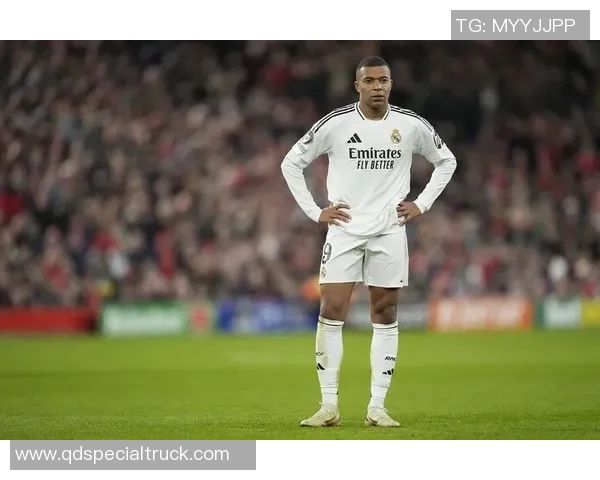 足球球星博主分享绿茵场内外故事带你感受激情与荣耀时刻 足球球星博主分享绿茵场内外故事带你感受激情与荣耀时刻