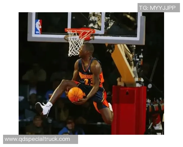 足球球星玩偶上演惊艳暴力美学空中飞身霸气扣篮瞬间