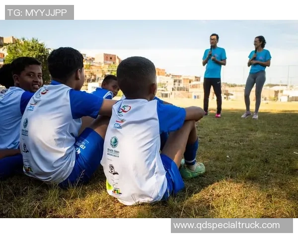 老球星再聚绿茵情谊深厚经典合影记录足球岁月风采 老球星再聚绿茵情谊深厚经典合影记录足球岁月风采